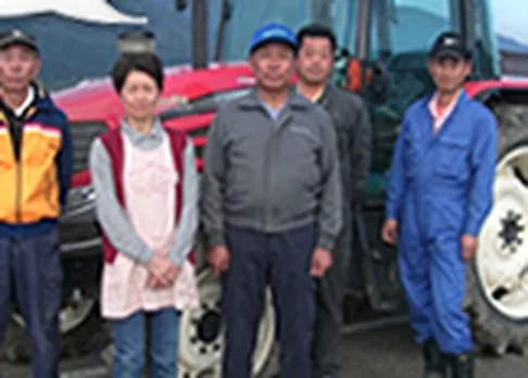 トラクターの前に並ぶ相川ファームのみなさん